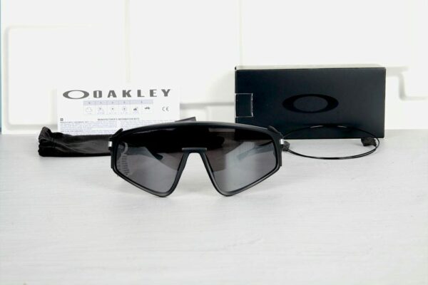 Oakley Latch™ Panel 0OO9404 Kính Mát Thể Thao - Tem Chính Hãng Luxottica